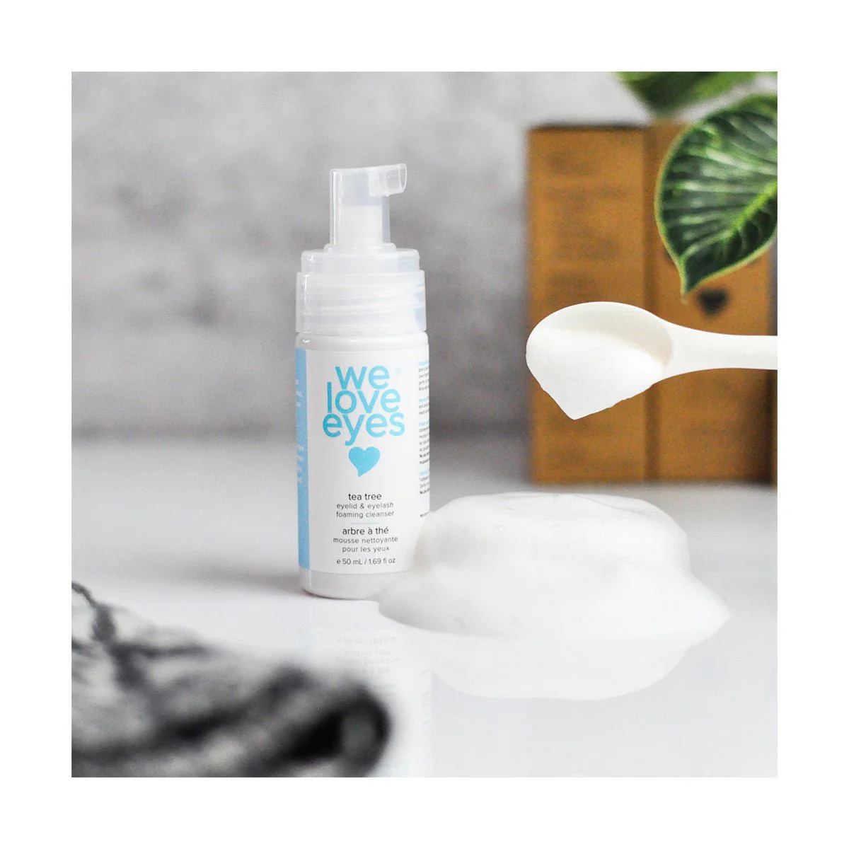 We Love Eyes Tea Tree Eyelid & Eyelash Foaming Cleanser 25mL Mini Size - Image 4
